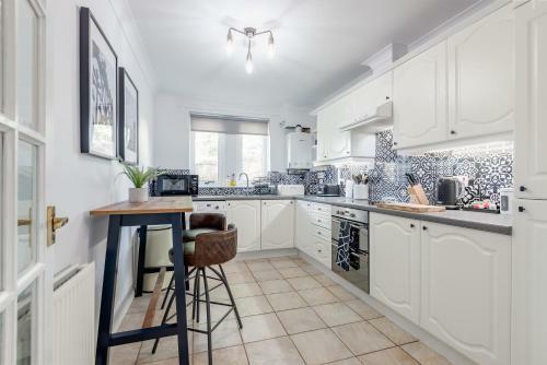 Abbey Villa - Stylish House - Central With Parking
