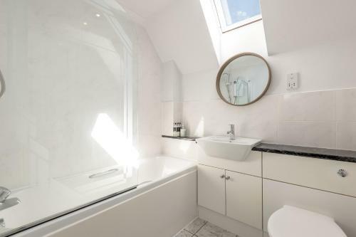 Abbey Villa - Stylish House - Central With Parking
