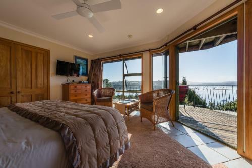 Lodge Cliff Edge By The Sea