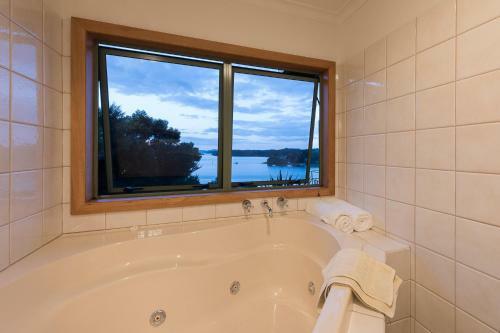 Lodge Cliff Edge By The Sea
