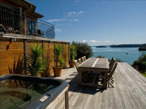 Lodge Cliff Edge By The Sea