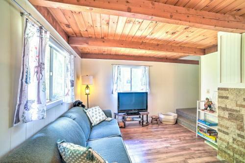 Lakefront Getaway - On-site Fishing And Canoe!