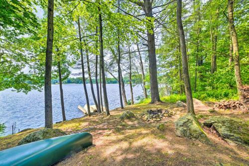 Lakefront Getaway - On-site Fishing And Canoe!