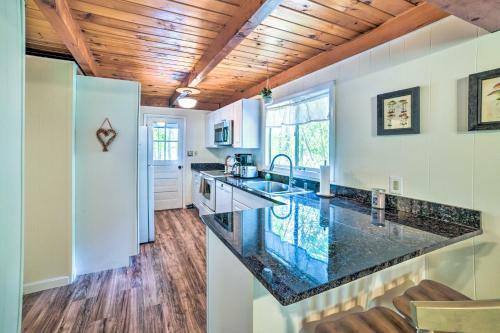 Lakefront Getaway - On-site Fishing And Canoe!