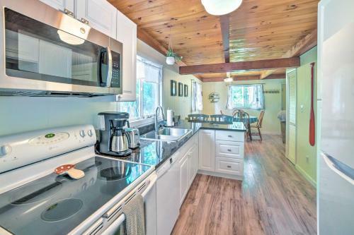 Lakefront Getaway - On-site Fishing And Canoe!