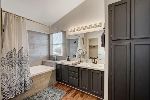 10 Min To Strip! Bright & Cozy Home W/ Pool Table