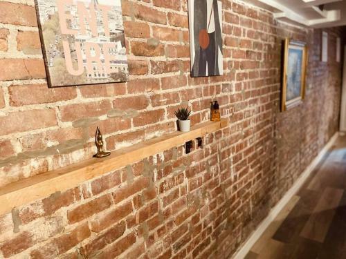 1850s Historic Row House 7min Train To Nyc With Private Backyard