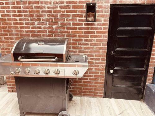 1850s Historic Row House 7min Train To Nyc With Private Backyard
