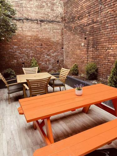 1850s Historic Row House 7min Train To Nyc With Private Backyard