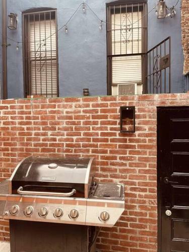 1850s Historic Row House 7min Train To Nyc With Private Backyard