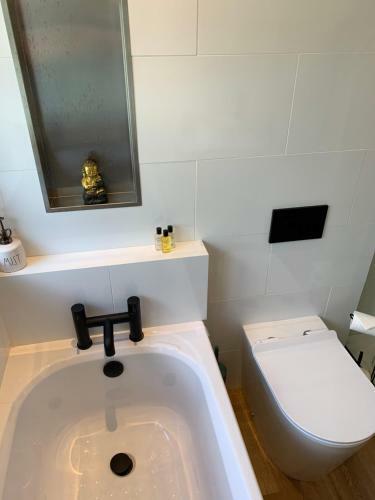 Stunning 2-bedroom Apartment In Central Warwick