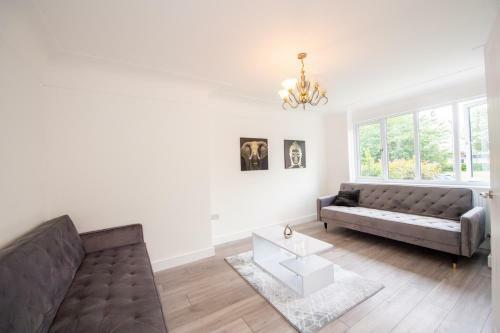 Fabulously Presented 3 / 4 Bedroom Home