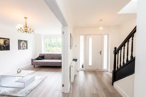 Fabulously Presented 3 / 4 Bedroom Home
