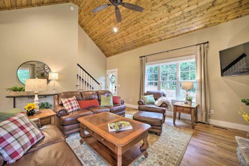 Scenic Sapphire Hideaway With 40-foot Porch!