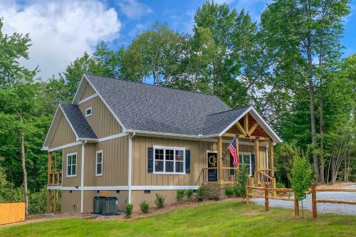 Scenic Sapphire Hideaway With 40-foot Porch!