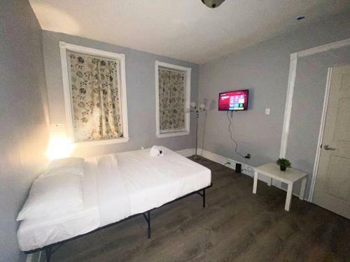 Pet Friendly Budget Apartment Near Roosevelt Boulevard