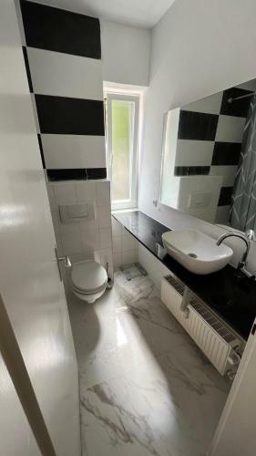 Cozy And Modern 1 Bedroom 3 Room Apartment