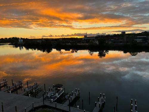 Riverside Condo Downtown River Views Access