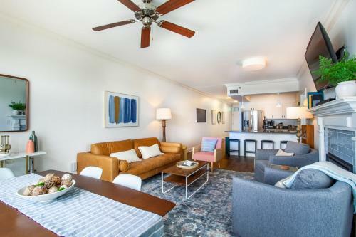 Riverside Condo Downtown River Views Access