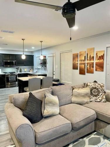 Centrally Located In Dfw 3br Close To Stadiums!