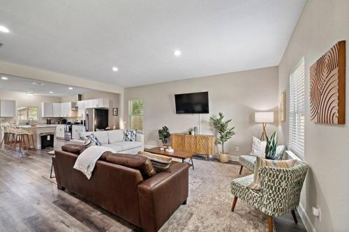 Central & Stylish Home With Games 8 Mins To Downtown