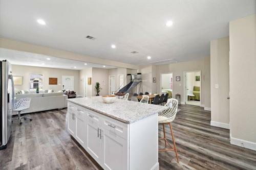 Central & Stylish Home With Games 8 Mins To Downtown