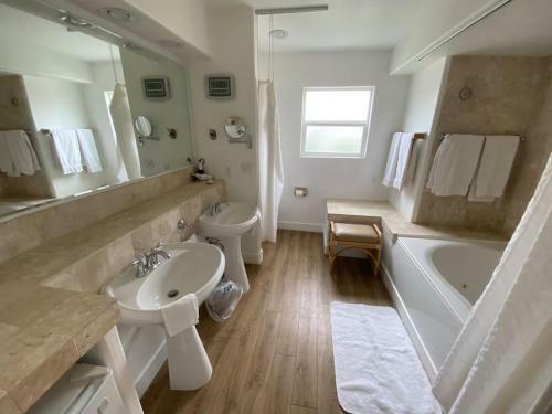 Amira Resort 30 - Quiet Luxury Stay - Sleeps 4