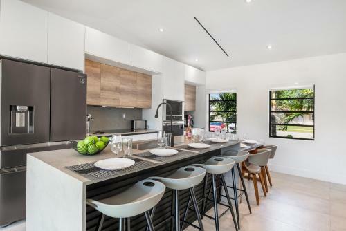 Modern 5 Bedrooms Heated Pool 14 Guest (p1)