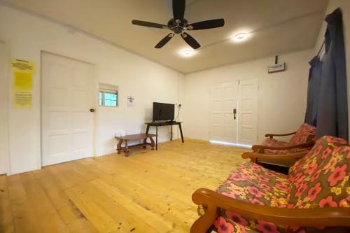 Oyo Home 90329 Bridge House Homestay