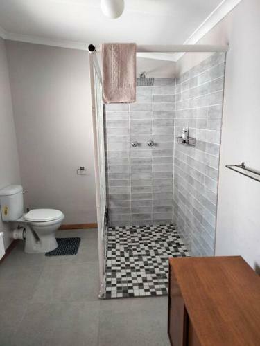 Via The Grapevine 3 Bedroom House Private Parking