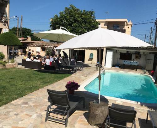 Albergue Debbie's Crew House