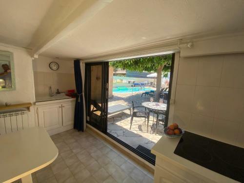 Albergue Debbie's Crew House