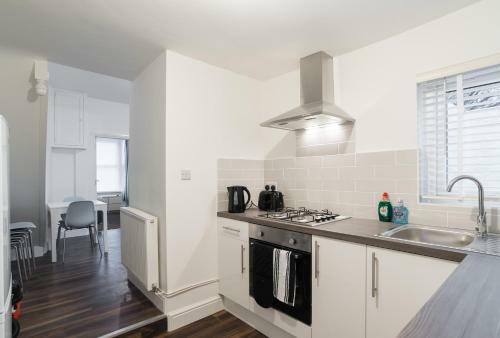 Ideal Two Bedroom Apartment Near Centre & Stadium