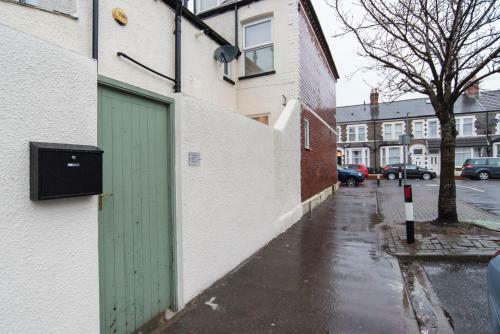 Ideal Two Bedroom Apartment Near Centre & Stadium