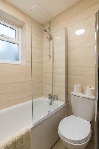 Ideal Two Bedroom Apartment Near Centre & Stadium