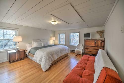 Serene Home On 60 Acres Kid And Pet Friendly!