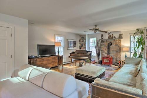 Serene Home On 60 Acres Kid And Pet Friendly!