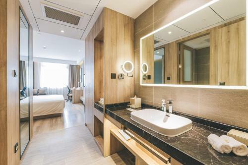 Atour Hotel Haining Leather City South Gate