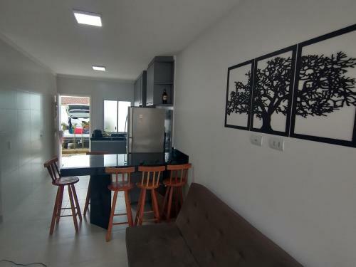 Casa Em Condom�nio A 100 Metros Da Praia.