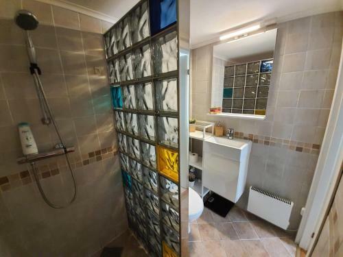 Bright And Central 2-bedroom Apartment With King Bed, Fully Equipped