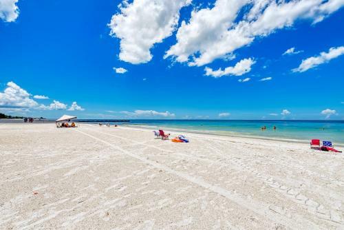 Ami Lighthouse Cottage-one Minute Walk To The Beach-keyless Locks