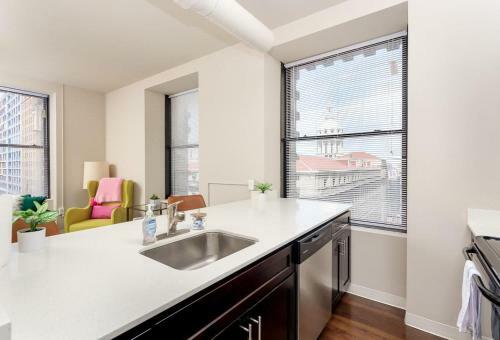 2br Lux Apartment With Rooftop Deck, Gym & Parking
