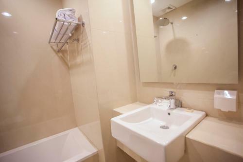 Hotel Grand Whiz Megamas Manado
