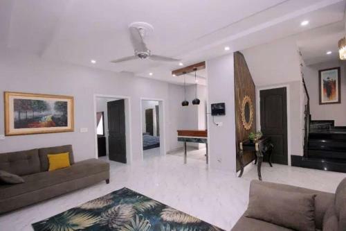Free Parking With Cctv Cam�ra Porche Area Luxure