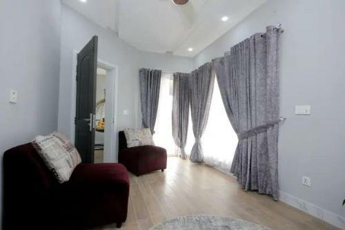 Free Parking With Cctv Cam�ra Porche Area Luxure