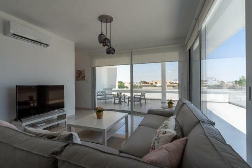 Apartamento Harmonia 2-br Apt In Livadia + Pool