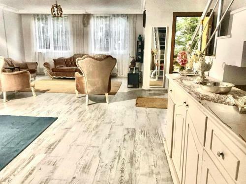 5mins From Airport. Luxury Villa In The Forest