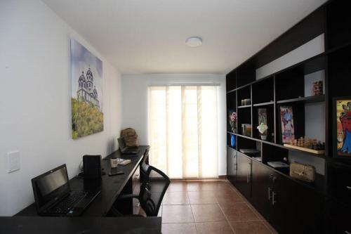 Cozy 4 Bedroom Home With Jacuzzi And Outside Deck