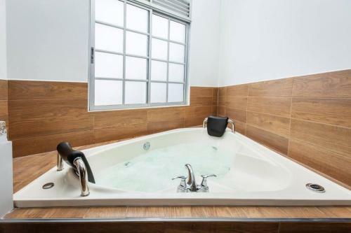 Cozy 4 Bedroom Home With Jacuzzi And Outside Deck