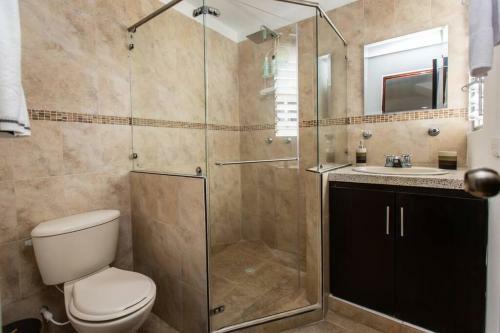 Cozy 4 Bedroom Home With Jacuzzi And Outside Deck